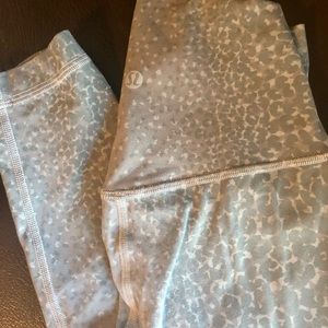 LULULEMON ALIGN 28” Size 2
City Camo Silver